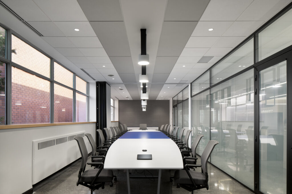 Salle de conférence équipée pour réunions, formations et événements corporatifs à Montréal