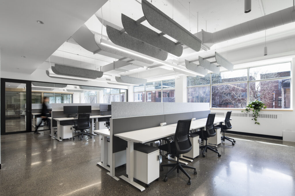 Espace de coworking à Montréal avec bureaux en aire ouverte et ambiance collaborative